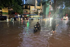Hà Nội hệ thống thoát nước tê liệt: Ngập lụt, ùn tắc khắp nơi