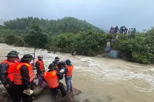 Hà Nội hỗ trợ 30 tỷ đồng đến Huế, Đà Nẵng và Quảng Ngãi để khắc phục hậu quả mưa lũ