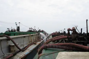 Một sà lan cát bị bộ đội biên phòng TP tạm giữ