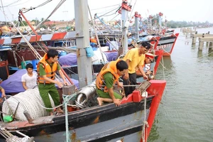 Công an Thừa Thiên – Huế giúp ngư dân neo đậu tàu thuyền tránh trú bão.