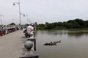 Nhiều người đứng trên cầu Dã Viên dõi theo lực lượng tìm kiếm nạn nhân nhảy cầu.