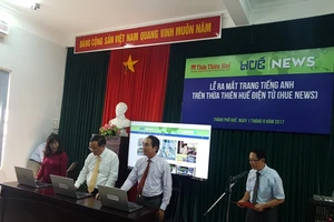 Ấn nút vận hành phiên bản tiếng Anh (Hue News) trên tên miền www.baothuathienhue.vn