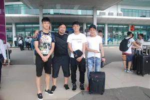 Các cầu thủ U.23 Việt Nam tại sân bay Phú Bài vào trưa 6-3
