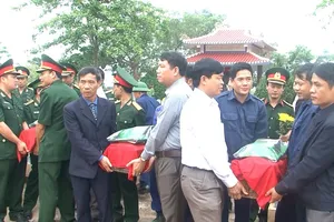Quân khu 4 an táng 9 hài cốt liệt sĩ