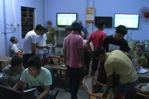 Công an ập vào bắt giữ các đối tượng cá độ tại quán cà phê Đạt Trường (Huế)