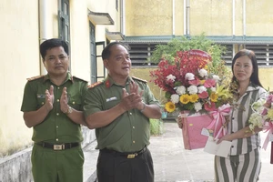 Đại tá Lê Văn Vũ, Phó Giám đốc Công an tỉnh Thừa Thiên – Huế (giữa) tặng hoa đại diện nữ phạm nhân đang cải tạo tại Trại tạm giam Công an tỉnh Thừa Thiên – Huế