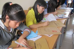 Thí sinh trúng tuyển làm thủ tục đăng ký nhập học trại Trường Đại học Huế