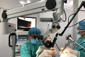 Thao tác phẫu thuật cắt bỏ toàn bộ khối ung thư hạ họng bằng tia laser CO2