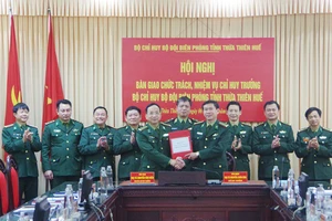 Đồng chí Thiếu tướng Bùi Đức Hạnh, Phó Tư lệnh BĐBP chứng kiến bàn giao chức trách nhiệm vụ Chỉ huy trưởng BĐBP tỉnh Thừa Thiên – Huế 