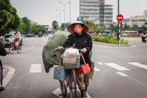 Người nghèo phấn khởi vì được nhận gạo miễn phí từ "ATM gạo"