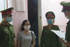 Công an đọc lệnh bắt tạm giam đối tượng Trần Thị Minh Thúy 