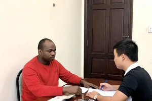 Đối tượng Chukwugekwe Godwin Ajearo đang khai báo hành vi phạm tội