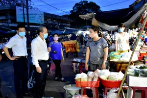 Chủ tịch UBND tỉnh Thừa Thiên - Huế trò chuyện và căn dặn tiểu thương chợ Đông Ba thực hiện nghiêm các biện pháp phòng tránh dịch Covid-19 ​