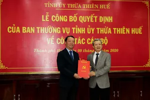 Bí thư Tỉnh ủy tỉnh Thừa Thiên – Huế Lê Trường Lưu (bìa phải) trao quyết định của Ban Thường vụ Tỉnh ủy về việc điều động, chỉ định đồng chí Phan Thiên Định ham gia Ban Chấp hành, Ban Thường vụ, giữ chức vụ Bí thư Thành ủy Huế ​