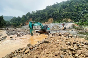 Các lực lượng triển khai máy móc và thiết bị phục vụ công tác tìm kiếm các nạn nhân mất tích vào sáng 25-3