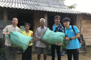 Nguyễn Văn Nhã (thứ 2 từ phải qua trái) trong một lần tham gia đoàn cứu trợ người nghèo vùng cao