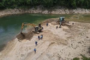 Nỗ lực tìm kiếm các nạn nhân tại bãi bồi khu vực Ngã 3 Tam Dần. Ảnh: QUANG ĐẠO