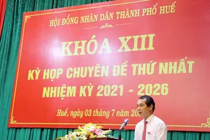 Ông Võ Lê Nhật phát biểu sau khi được bầu làm Chủ tịch UBND thành phố Huế. 