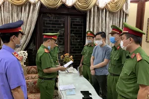 Cơ quan chức năng đọc lệnh khởi tố, bắt tạm giam Tống Phước Hoàng Hưng