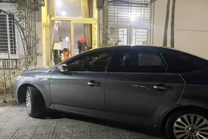 Ô tô được cho là do ông Hà Tiến Dũng, Phó Trưởng phòng Xây dựng chính quyền - Công tác thanh niên của Sở Nội vụ tỉnh Thừa Thiên - Huế điều khiến đậu trước nhà chị P.T ​