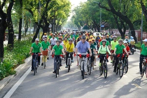 Ông Kim Højlund Christensen, Đại sứ Đan Mạch tại Việt Nam và lãnh đạo tỉnh Thừa Thiên – Huế cùng đông đảo người dân và du khách đạp xe trên nhiều tuyến đường chính tại TP Huế. ​