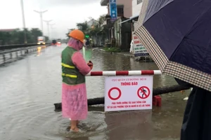 QL 1A đoạn qua địa bàn xã Lộc Trì, huyện Phú Lộc, tỉnh Thừa Thiên - Huế bị ngập gây khó khăn cho người và phương tiện tham gia giao thông. ​