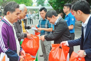 Lãnh đạo Bệnh viện Trung ương Huế tặng quà cho các bệnh nhân nghèo ở xa về quê ăn tết