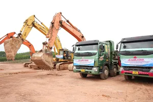 Máy móc thi công sau lễ khởi công dự án
