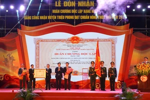 Quân dân huyện Triệu Phong vinh dự đón Huân chương Độc lập hạng Nhì