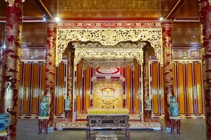 Ngai vàng phục chế bản 1:1 vừa đưa vào phục vụ khách tham quan điện Thái Hòa sau khi bảo vật quốc gia ngai vàng triều Nguyễn bị bẻ gãy