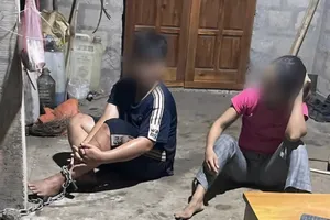 Cháu D. bị xích Cùng ngày, ông Lê Văn