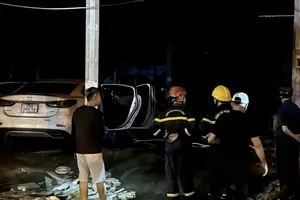Lực lượng chức năng khống chế và dập tắt đám cháy gara ô tô