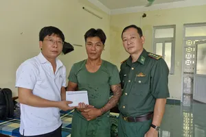 Phóng viên Báo SGGP trao tiền bạn đọc hỗ trợ ngư dân Nguyễn Văn Trường (trú phường Vĩnh Thông, tỉnh An Giang), là ngư dân thoát chết nhờ bám trụ phao hàng hải trong vụ chìm 2 tàu cá số hiệu BV-4670-TS và BV-0042-TS ở vùng biển Cửa Việt 