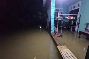 Nhiều sinh viên ở Huế chống chọi mưa lớn trong đêm