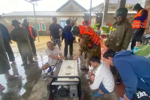 “Trạm sạc 0 đồng” di động của Công an TP Huế giúp người dân vùng lũ duy trì thông tin liên lạc