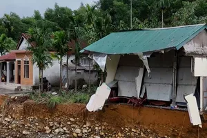 Nhà cửa của người dân tan hoang bên thác Trượt ở xã Khe Tre, TP Huế