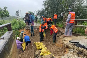 Huế khẩn cấp ứng phó với bão số 13 