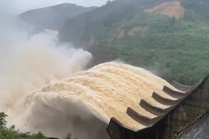 Hồ thủy điện Hương Điền điều tiết xả lũ qua tràn, hôm 29-10