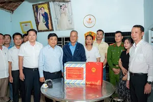 Phó Thủ tướng Nguyễn Chí Dũng thăm tặng quà bà con vùng lũ TP Huế
