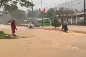 Mưa lớn gây ngập úng cục bộ đường Hồ Chí Minh qua Huế