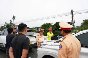 CSGT TP Huế lập biên bản xử phạt các chủ phương tiện cố tình đậu ô tô trên cầu để tránh lũ