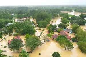 Làng cổ Phước Tích (TP Huế) bị lũ sông Ô Lâu bủa vây. Ảnh: LONG NHẬT