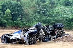 Hiện trường xe đầu kéo do tài xế N.V.T điều khiển bị lũ cuốn trôi vào trưa 17-11