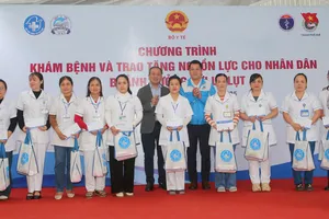 Tặng quà cho nhân viên y tế cơ sở