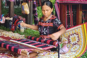 Đồng bào A Lưới thoát nghèo nhờ dệt truyền thống