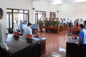 1/ Quang cảnh phiên tòa sáng 24 - 8