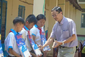 Báo SGGP trao học bổng cho học sinh nghèo hiếu học Bình Phước 