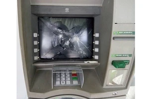 Cây ATM bị đập phá hư hỏng. Ảnh Sỹ Thực - Công an Hồng Lĩnh