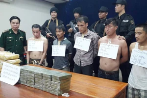 Thưởng Ban chuyên án bắt 40 bánh heroin, 120.000 viên ma túy tổng hợp