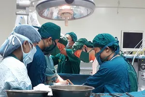 Các bác sĩ Bệnh viện Đa khoa tỉnh Hà Tĩnh tiến hành ca mổ lấy thai nhi thành công